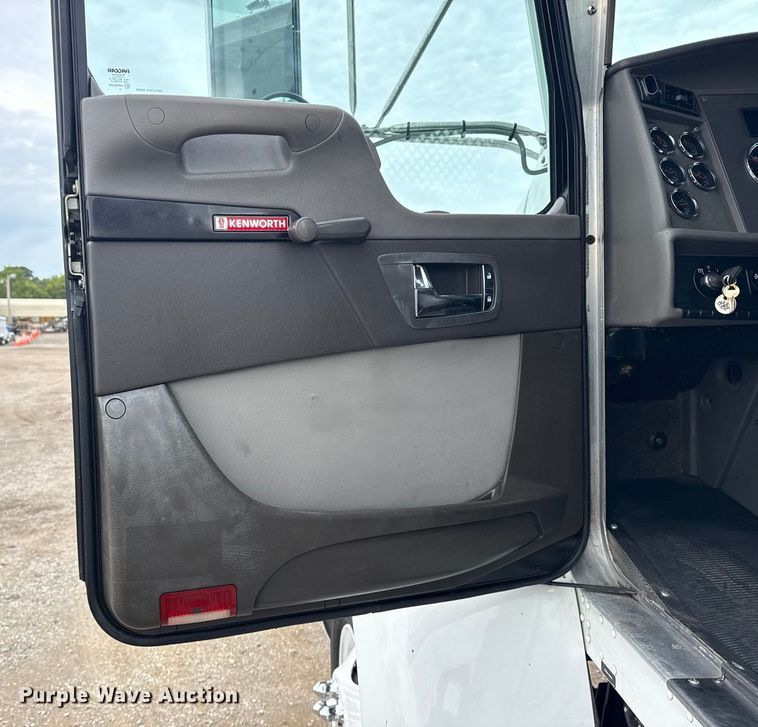 image for item NU9573 2012 Kenworth T370 utility / service truck