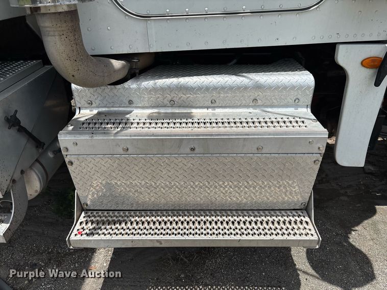 image for item YA0633 2016 Peterbilt 367 dump truck