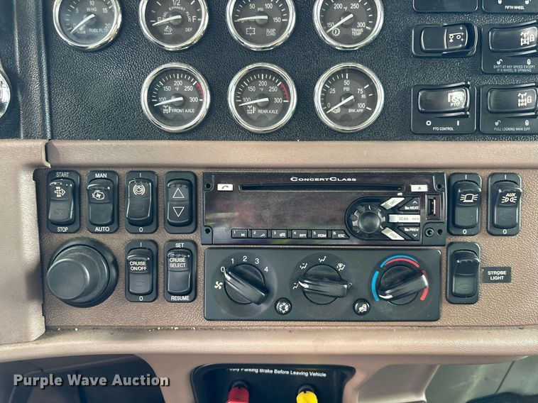 image for item YA0633 2016 Peterbilt 367 dump truck