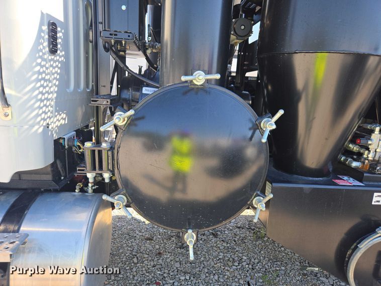 image for item YA1021 2025 Freightliner 114SD hydrovac truck