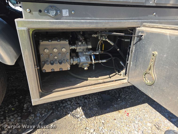 image for item YA1021 2025 Freightliner 114SD hydrovac truck