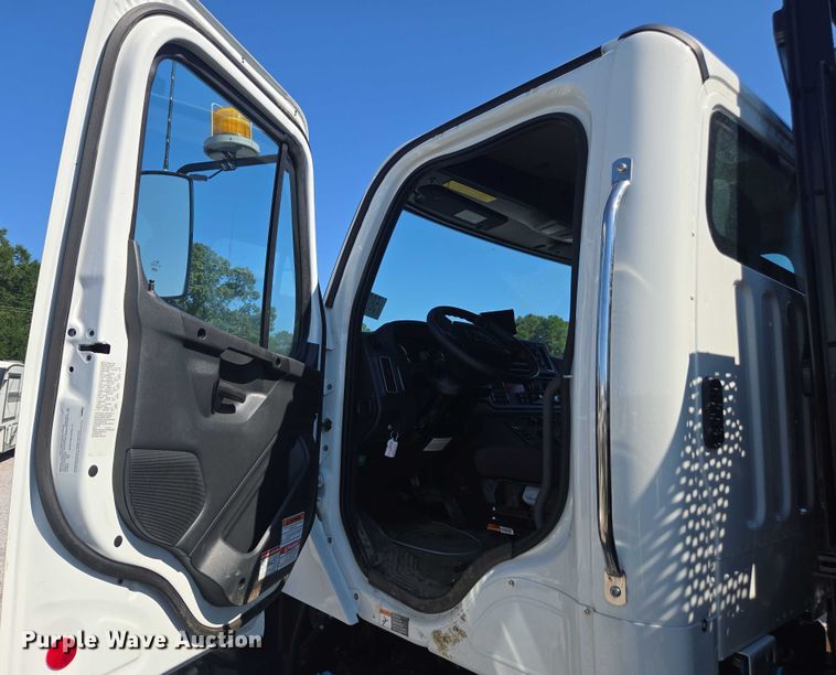 image for item YA1021 2025 Freightliner 114SD hydrovac truck