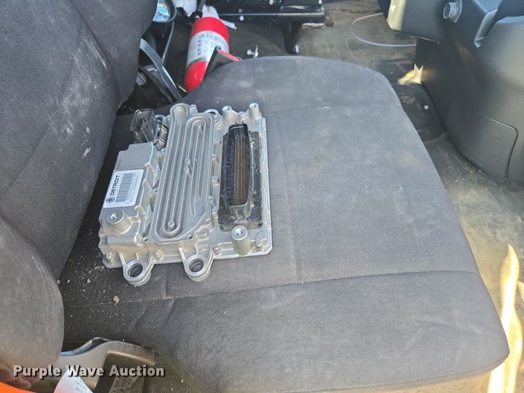 image for item YA1021 2025 Freightliner 114SD hydrovac truck