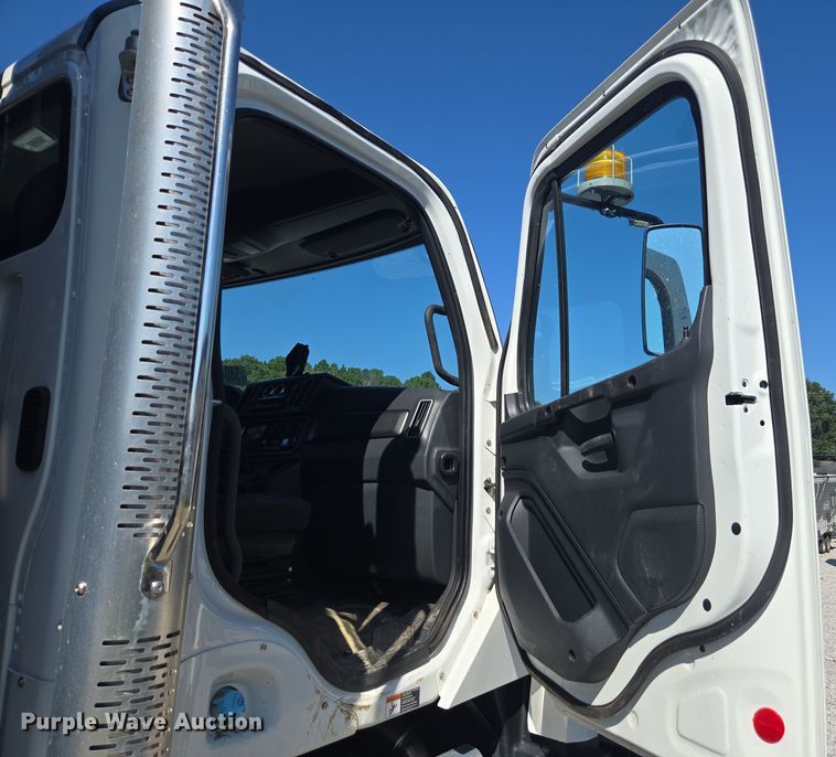 image for item YA1021 2025 Freightliner 114SD hydrovac truck