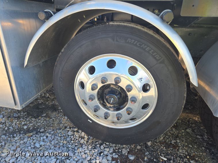 image for item YA1021 2025 Freightliner 114SD hydrovac truck