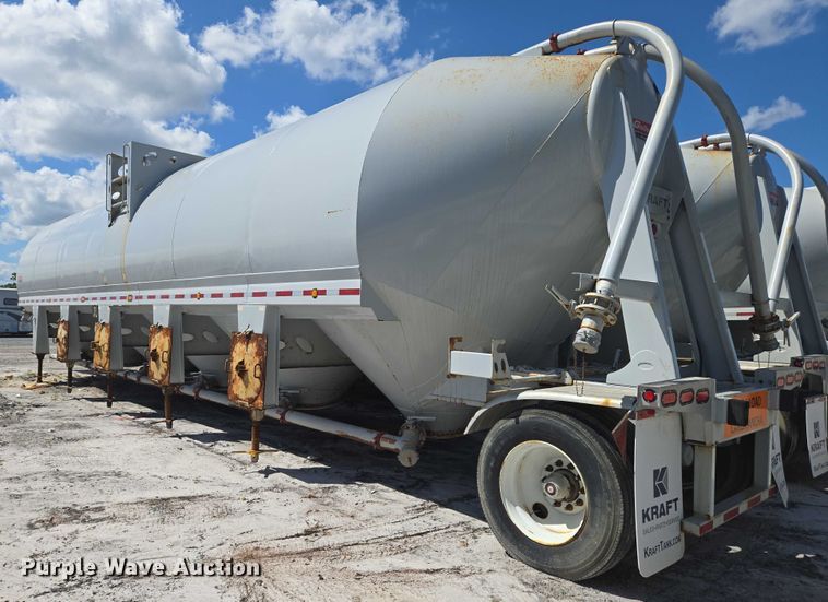 image for item YA1058 2022 Gallegos pneumatic dry bulk trailer