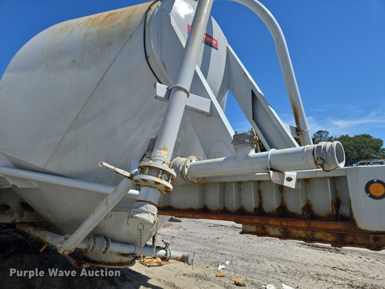 image for item YA1058 2022 Gallegos pneumatic dry bulk trailer