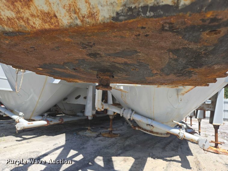 image for item YA1058 2022 Gallegos pneumatic dry bulk trailer