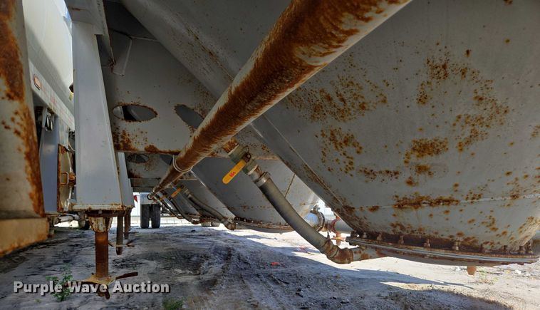 image for item YA1058 2022 Gallegos pneumatic dry bulk trailer