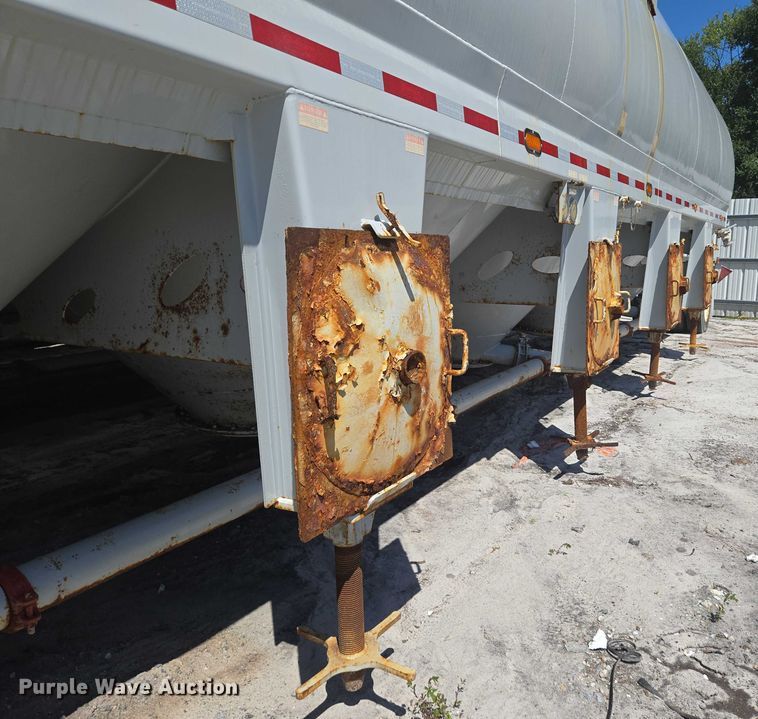 image for item YA1058 2022 Gallegos pneumatic dry bulk trailer