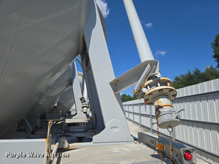 image for item YA1058 2022 Gallegos pneumatic dry bulk trailer