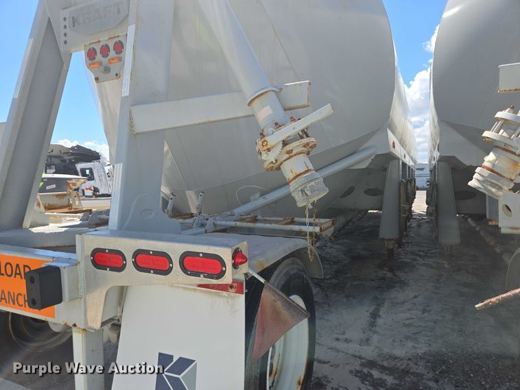 image for item YA1058 2022 Gallegos pneumatic dry bulk trailer