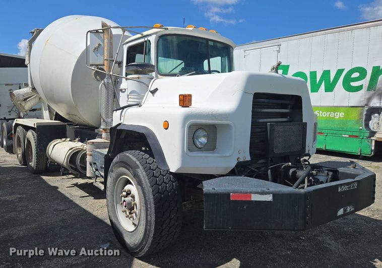 image for item YA1060 2004 Mack DM600 ready mix truck