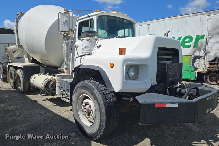 image for item YA1060 2004 Mack DM600 ready mix truck