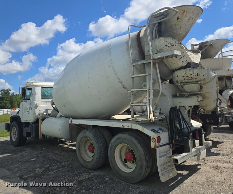 image for item YA1060 2004 Mack DM600 ready mix truck