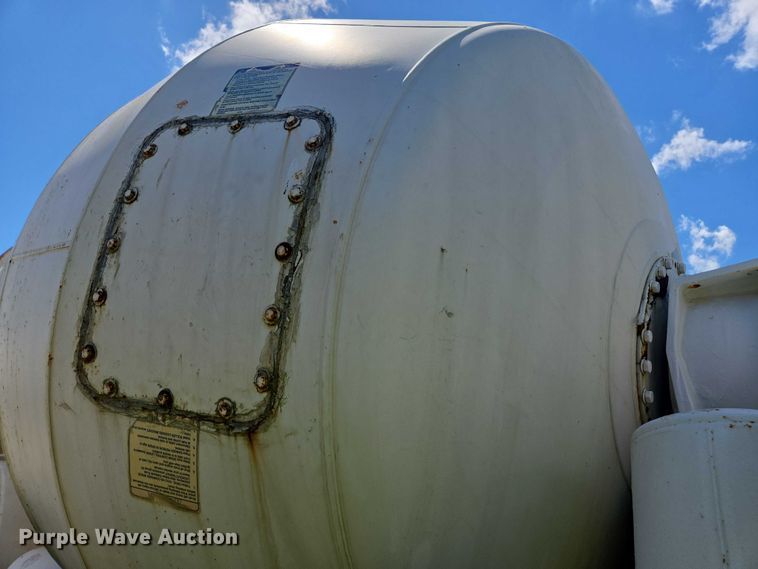 image for item YA1062 2001 Oshkosh S-Series ready mix truck