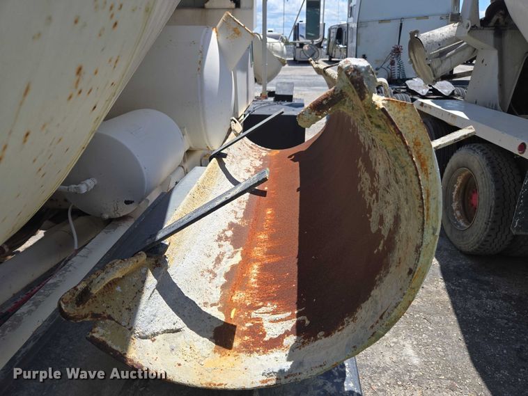 image for item YA1062 2001 Oshkosh S-Series ready mix truck