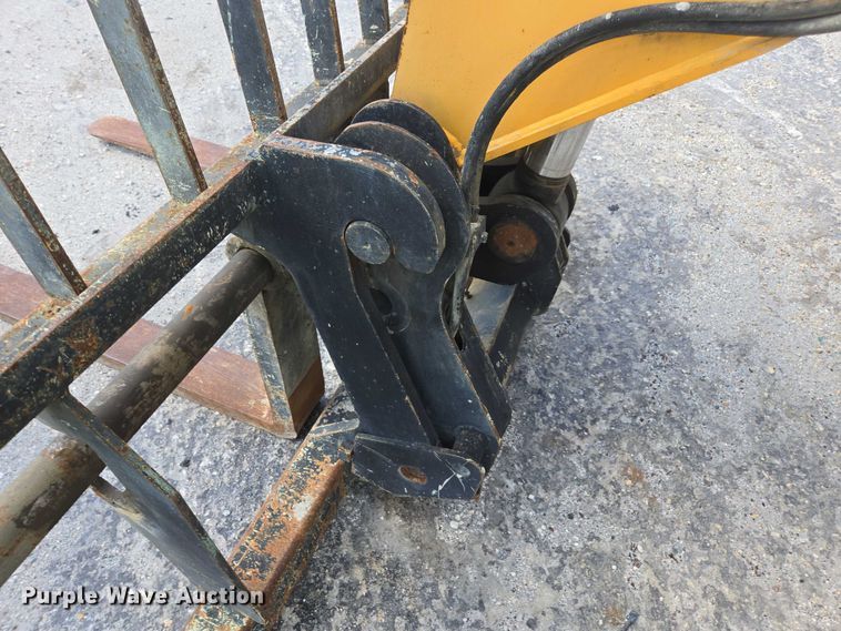 image for item YA1063 2005 Caterpillar TH580B telehandler