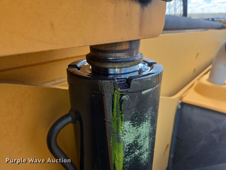 image for item YA1063 2005 Caterpillar TH580B telehandler