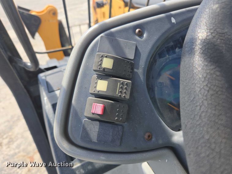 image for item YA1063 2005 Caterpillar TH580B telehandler