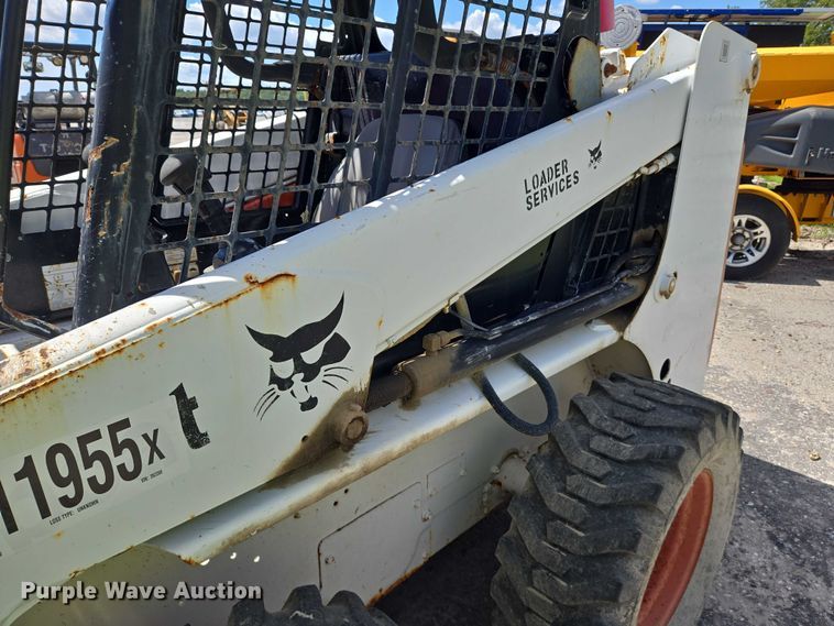 image for item YA1069 2002 Bobcat 763 skid steer loader