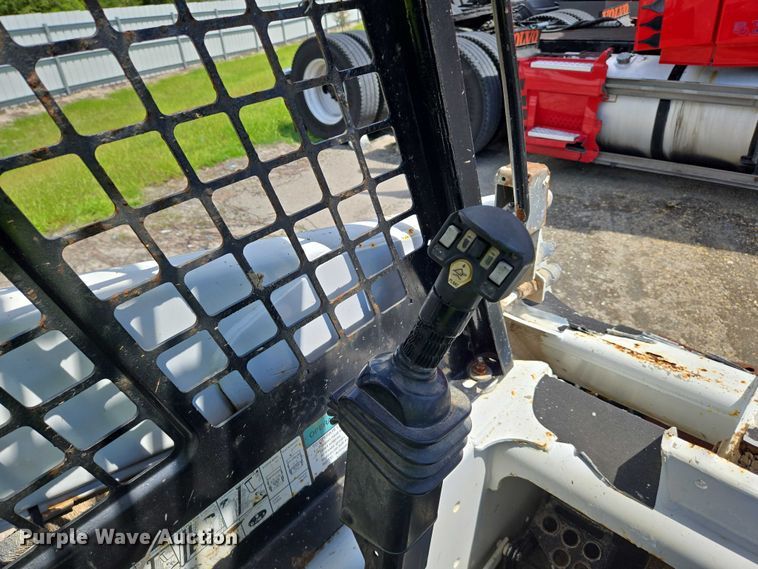 image for item YA1069 2002 Bobcat 763 skid steer loader