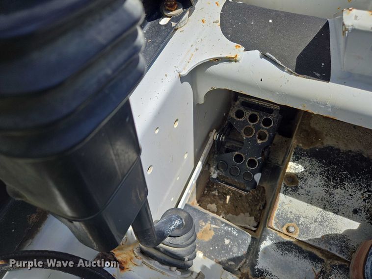 image for item YA1069 2002 Bobcat 763 skid steer loader