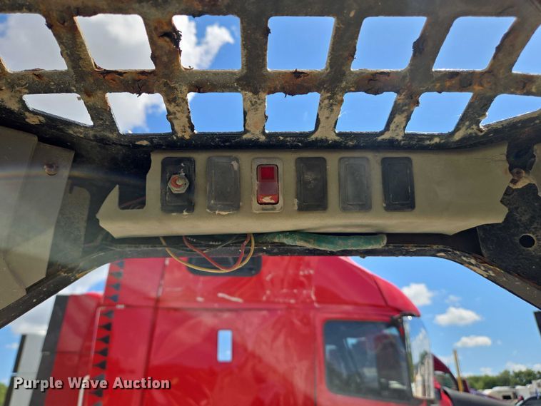 image for item YA1069 2002 Bobcat 763 skid steer loader