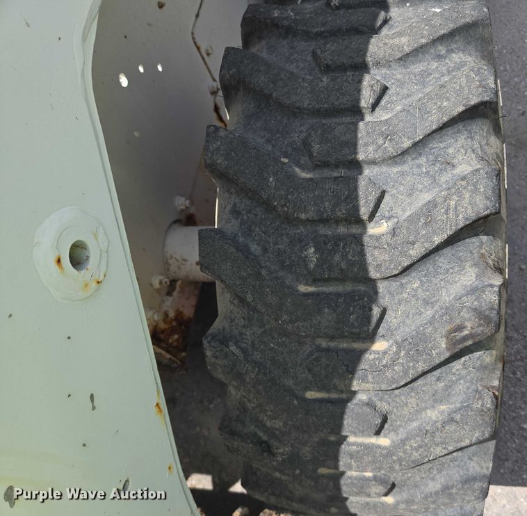 image for item YA1069 2002 Bobcat 763 skid steer loader