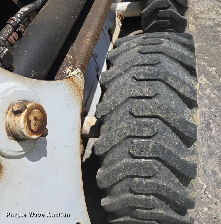 image for item YA1069 2002 Bobcat 763 skid steer loader