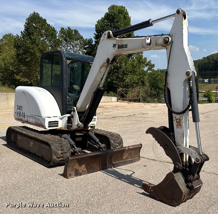 image for item DO2249 2001 Bobcat 341 mini excavator