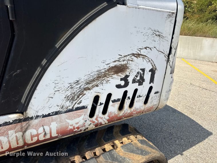 image for item DO2249 2001 Bobcat 341 mini excavator