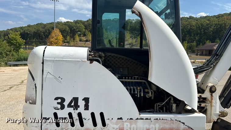 image for item DO2249 2001 Bobcat 341 mini excavator