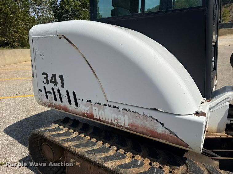 image for item DO2249 2001 Bobcat 341 mini excavator