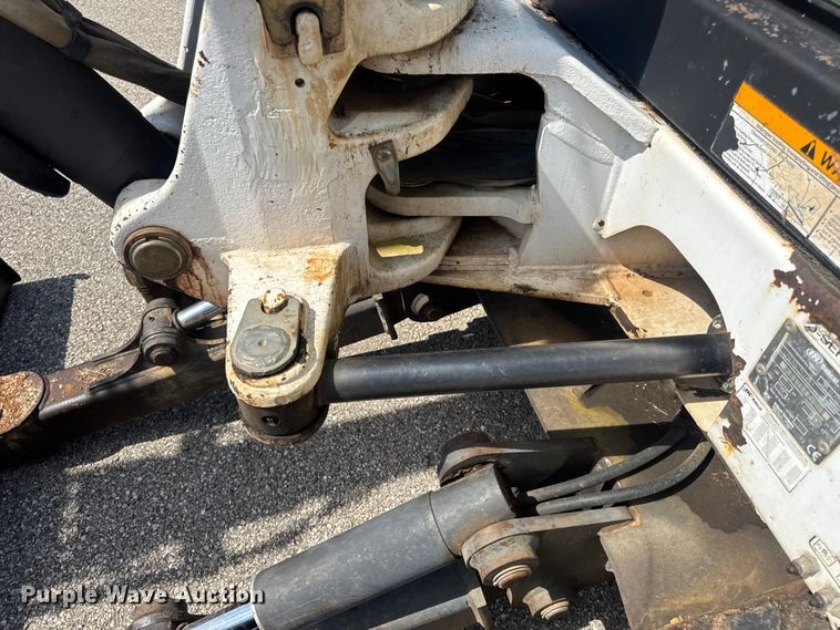 image for item DO2249 2001 Bobcat 341 mini excavator