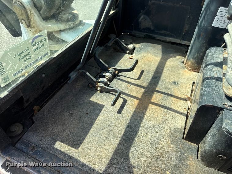 image for item DO2249 2001 Bobcat 341 mini excavator