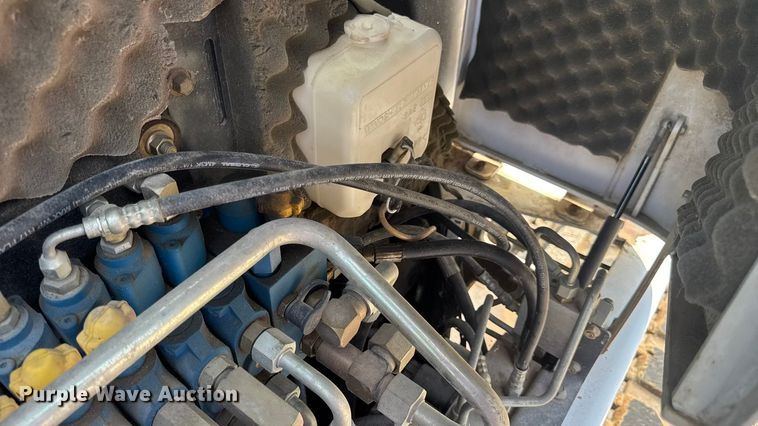 image for item DO2249 2001 Bobcat 341 mini excavator