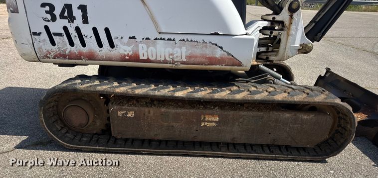 image for item DO2249 2001 Bobcat 341 mini excavator