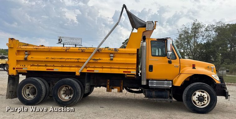 image for item DO2261 2006 International 7400 dump truck