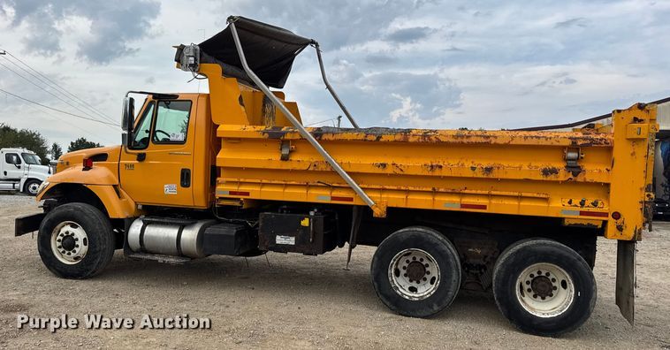 image for item DO2261 2006 International 7400 dump truck