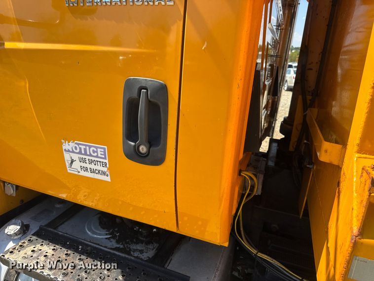 image for item DO2261 2006 International 7400 dump truck