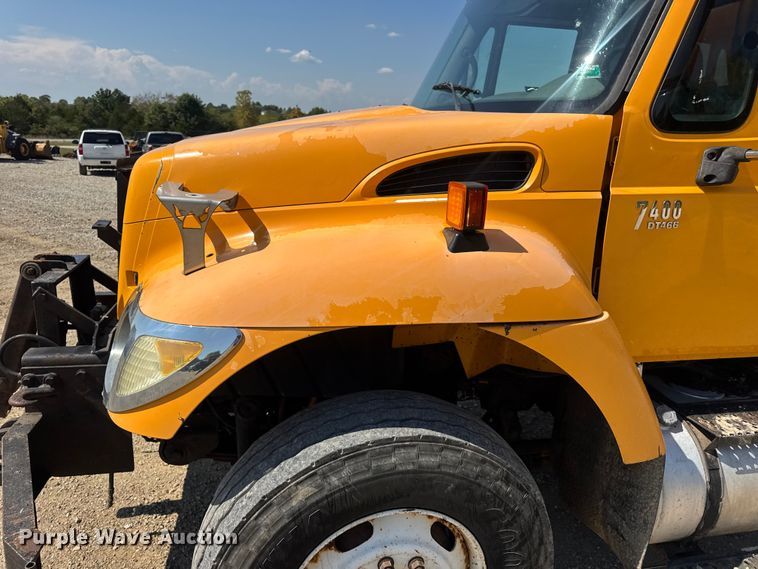 image for item DO2261 2006 International 7400 dump truck