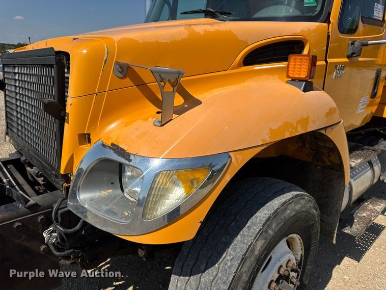 image for item DO2261 2006 International 7400 dump truck