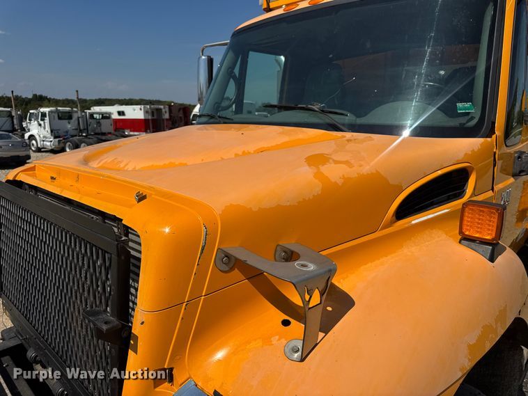 image for item DO2261 2006 International 7400 dump truck