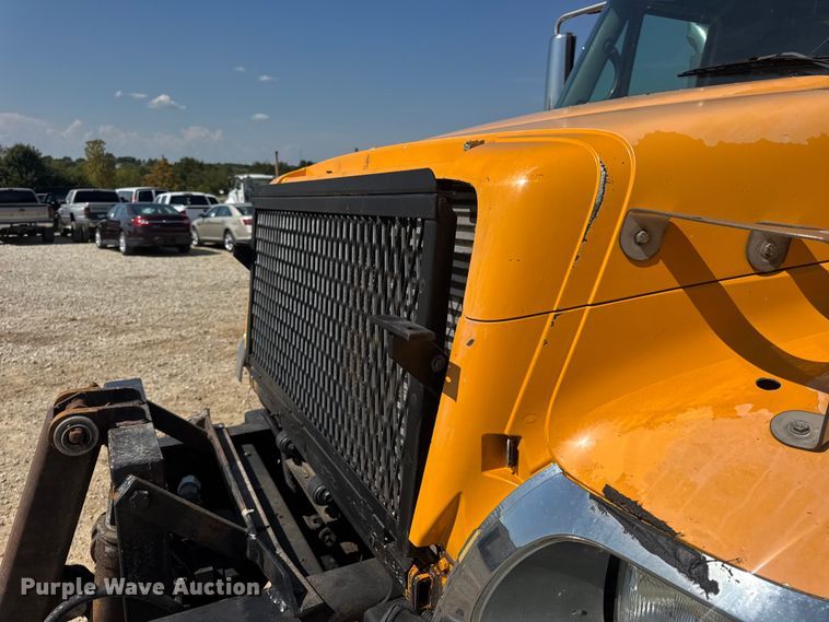 image for item DO2261 2006 International 7400 dump truck