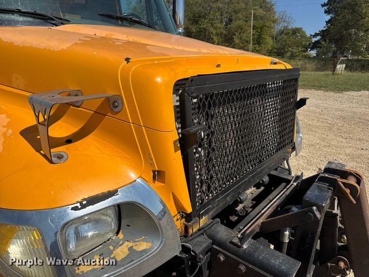 image for item DO2261 2006 International 7400 dump truck