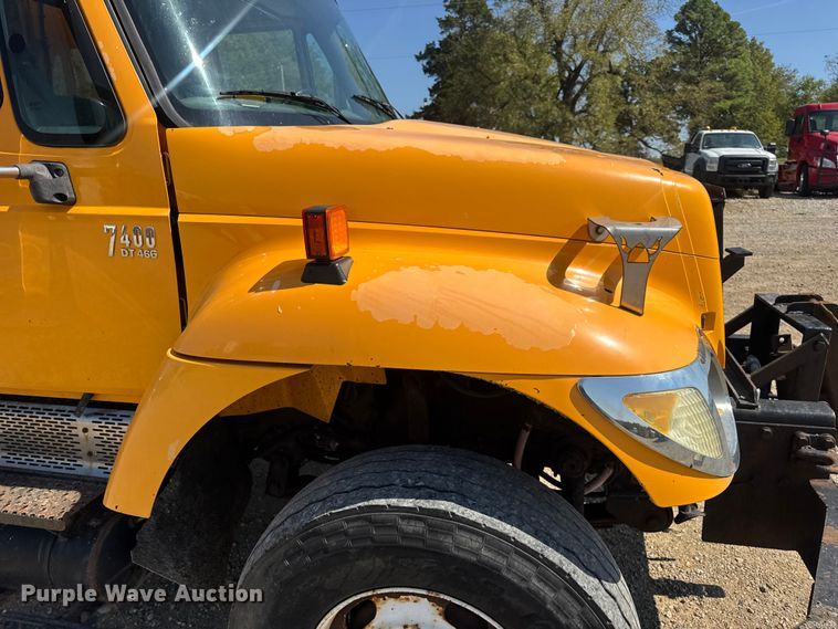 image for item DO2261 2006 International 7400 dump truck