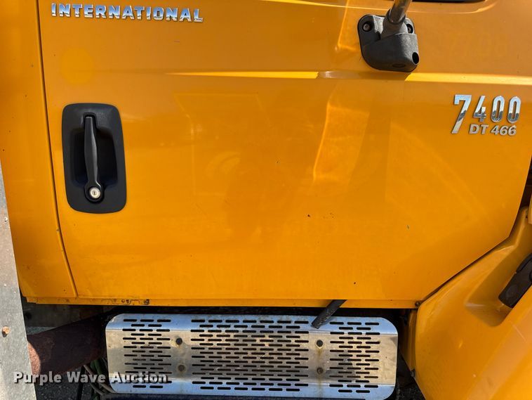 image for item DO2261 2006 International 7400 dump truck