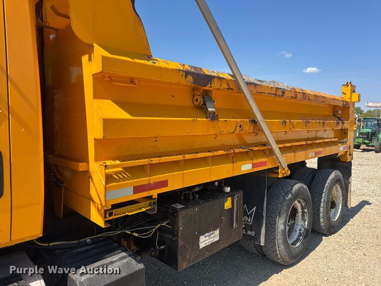 image for item DO2261 2006 International 7400 dump truck