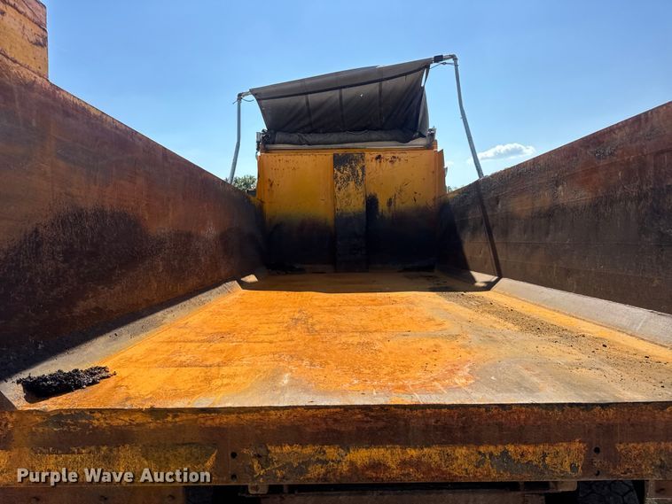 image for item DO2261 2006 International 7400 dump truck